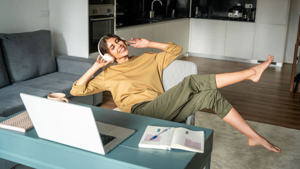 idő,Happy,Smiling,Young,Student,Woman,Sitting,On,Chair,,Listening,Music