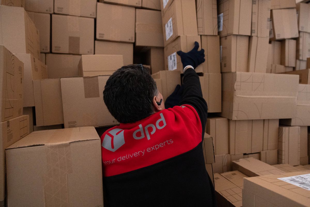 Parcel center from dpd csomag