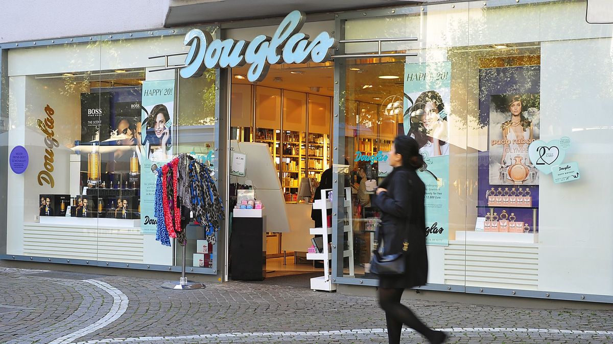 Frankfurt,germany-sept,11:douglas,Store,By,Main,River,On,September,11,2015,In