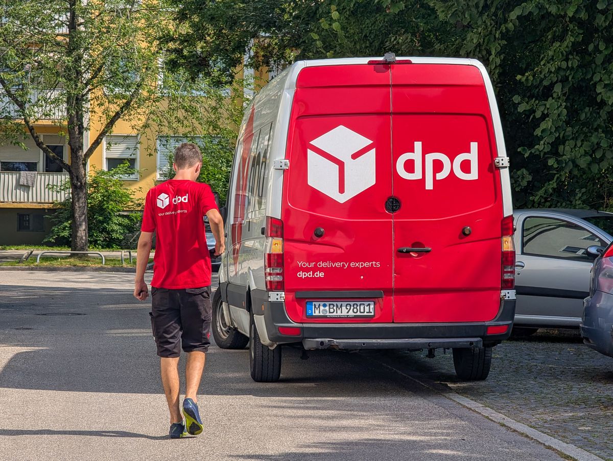 Nagy bajban van a népszerű csomagküldő cég: tömegesen lázadnak a meg nem érkező karácsonyi csomagok és felháborító viselkedés ellen