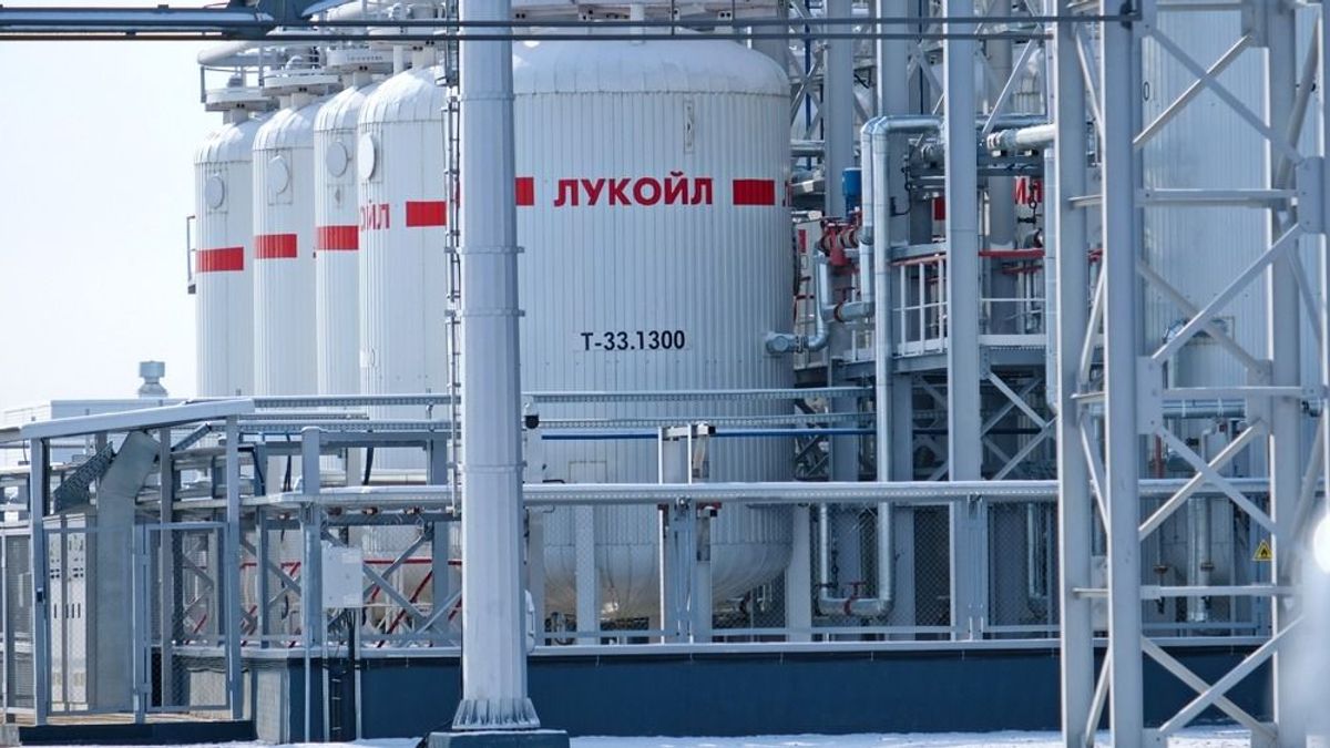 Ukránok bombázták le a tengeri finomítót, a Lukoil nem csak Washington tüze alatt áll – itt még sohasem volt támadás