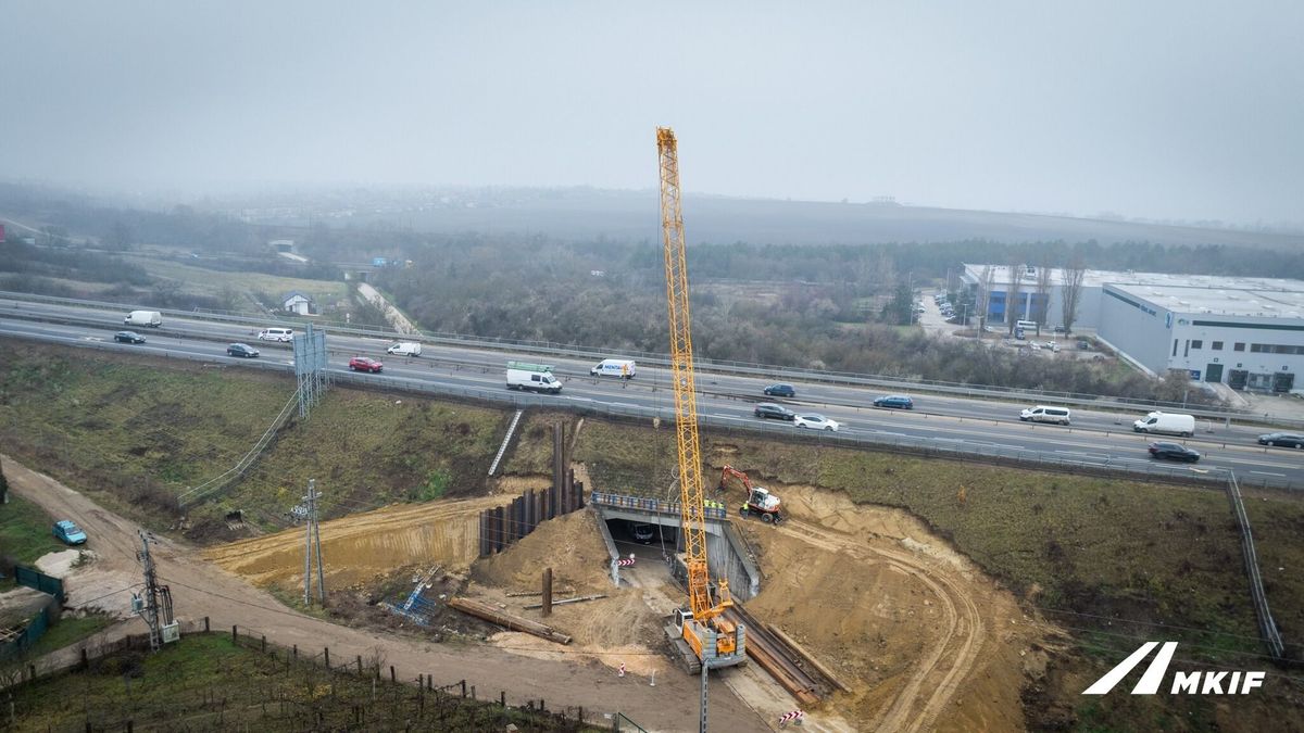 A töltések megerősítésén is dolgoznak az M1-es óriásprojektjén Fotó: Magyar Építők/MKIF