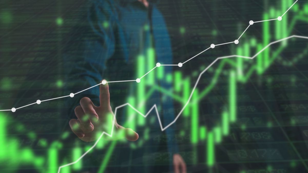 digitális,Businessman,Analysing,Trading,Up,Trend,Line,Graph,In,Bull,Market,