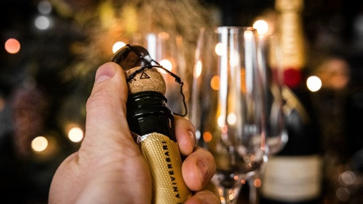 Önti magába a magyar, a boltoknak is jól jön becsalni vele a vásárlót: jellemzően 2000 forintot költünk pezsgőre – messze még champagne-kultúra 