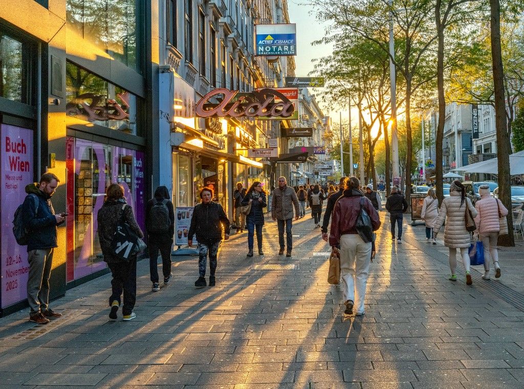 Fogyasztás: a Mariahilfer talán a réginek tűnik, de Ausztriában kisiklott a kiskereskedelem visszaépülése az energiaválság sokkjából 
