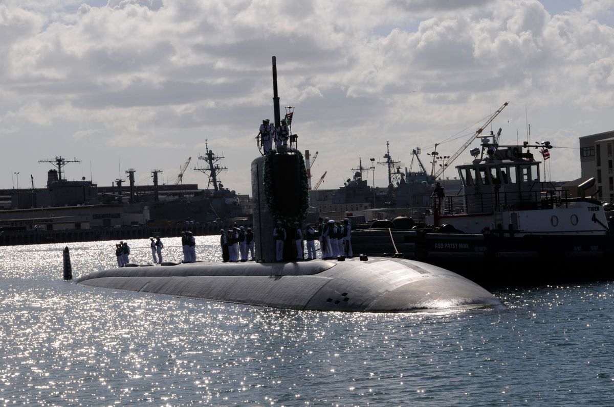 Amerikai nukleáris meghajtású tengeralattjáró jelent meg Dél-Koreában. USN Los Angeles-class fast-attack submarine USS Greeneville
