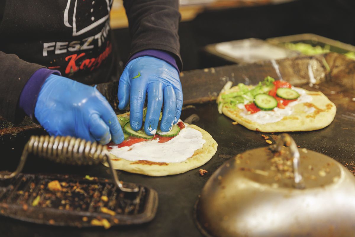 Karácsonyi vásárokon razziázott a hatóság, az eredmény: bírságok, hiányos jelölések és ideiglenes bezárások 20251106_ételek_italok_adventi_vásár_HAON_051