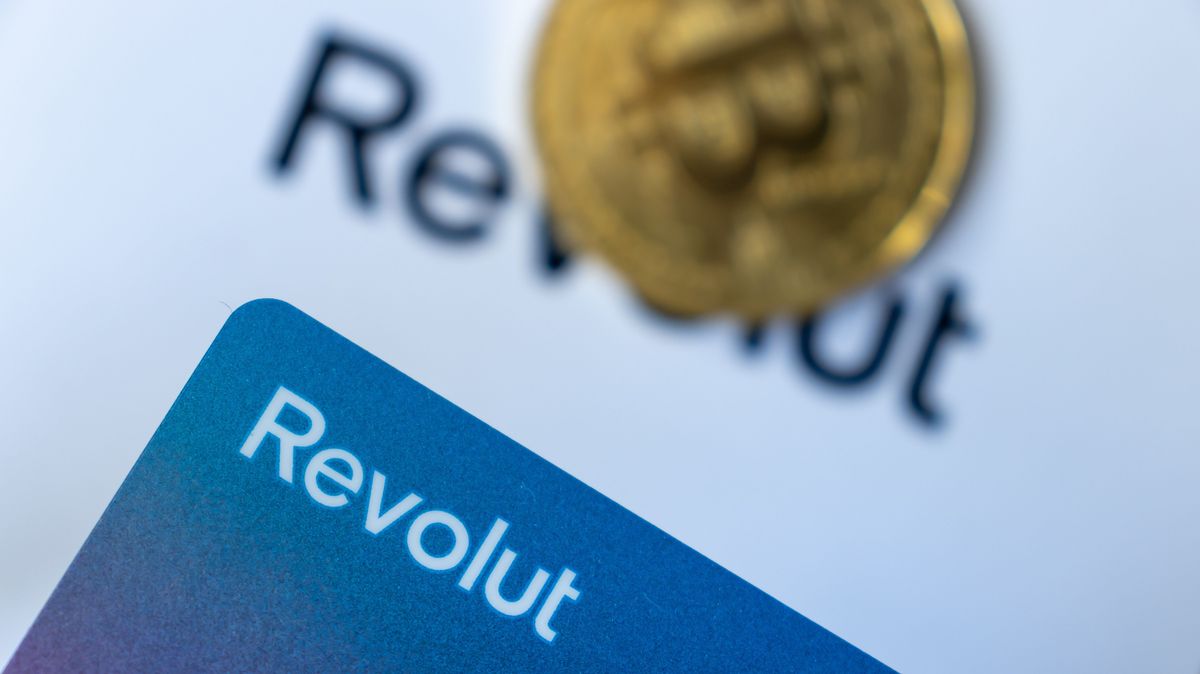 A Revolut több európai országban is megemeli fizetős csomagjainak díját,  Warsaw,Poland,-,February,18,,2023:,Bitcoin,And,Revolut,Card