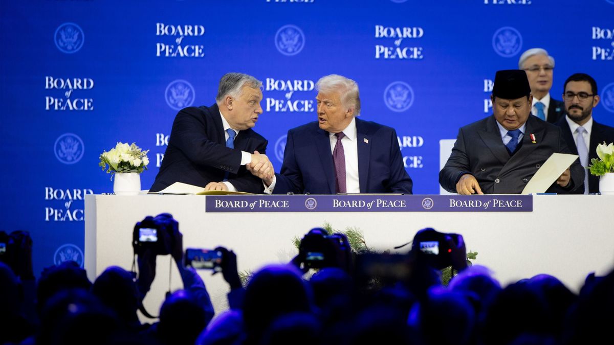 Fotógalérián az új világrend születése, így írta alá Trump és Orbán Viktor a Béketanács alapszerződését – "Ezek kemény fickók!" 