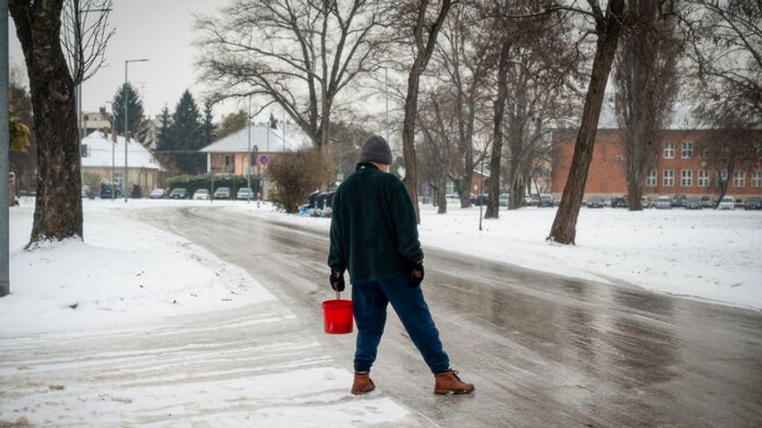 Leállt a Liszt Ferenc Nemzetközi Repülőtér, készültségben az ország az ónos eső miatt