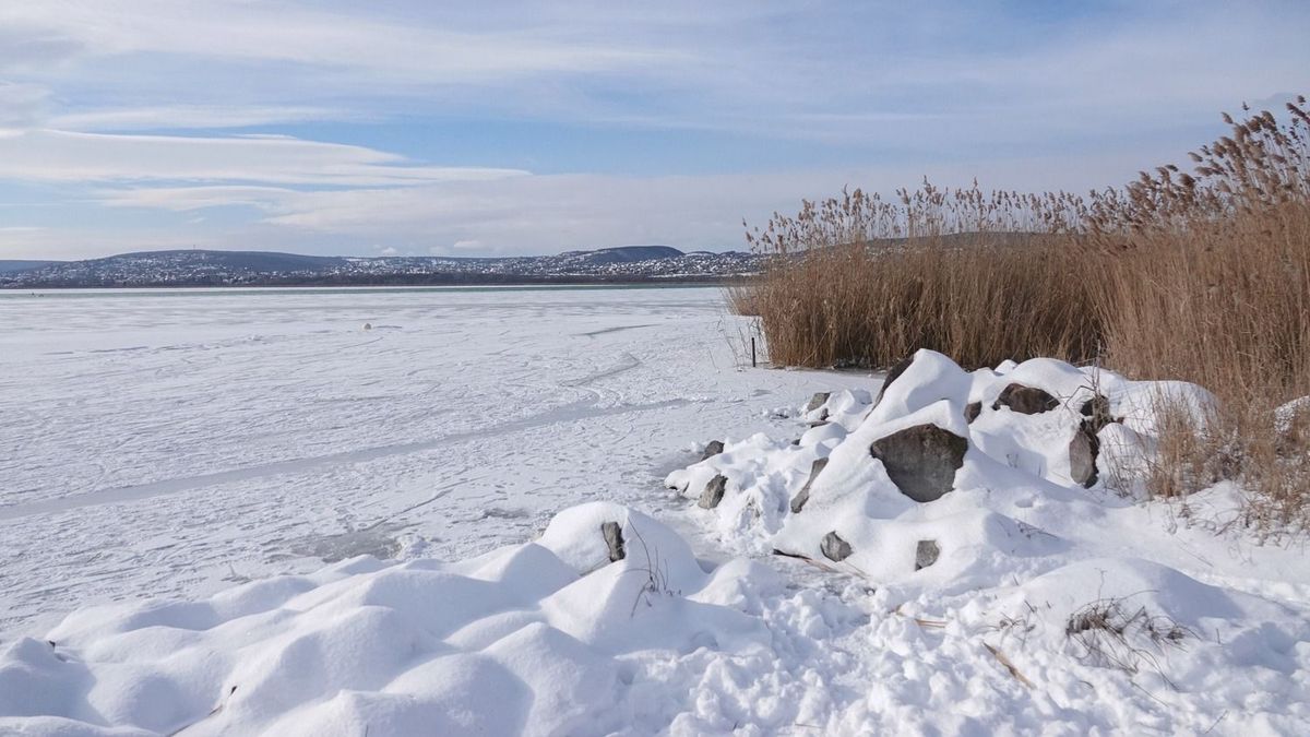 Elárulta a rendőrség, hol biztonságos a Balaton jege – máshol tilos rámenni 