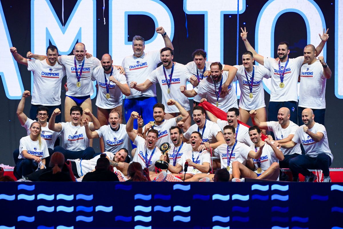 Az aranyérmes szerb csapat a belgrádi férfi vízilabda Európa-bajnokság eredményhirdetésén a Belgrade Arenában
Szerbia