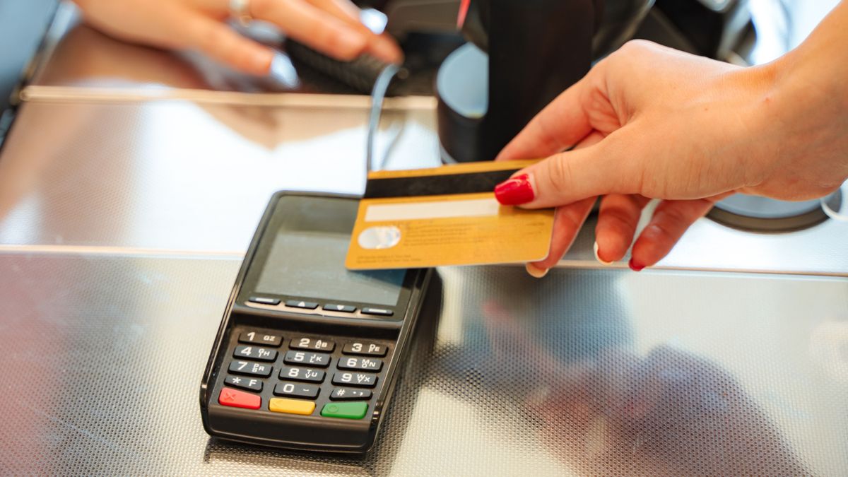 devizaváltás,Woman,Paying,With,Credit,Card,Using,Pos,Terminal,In,Supermarket
