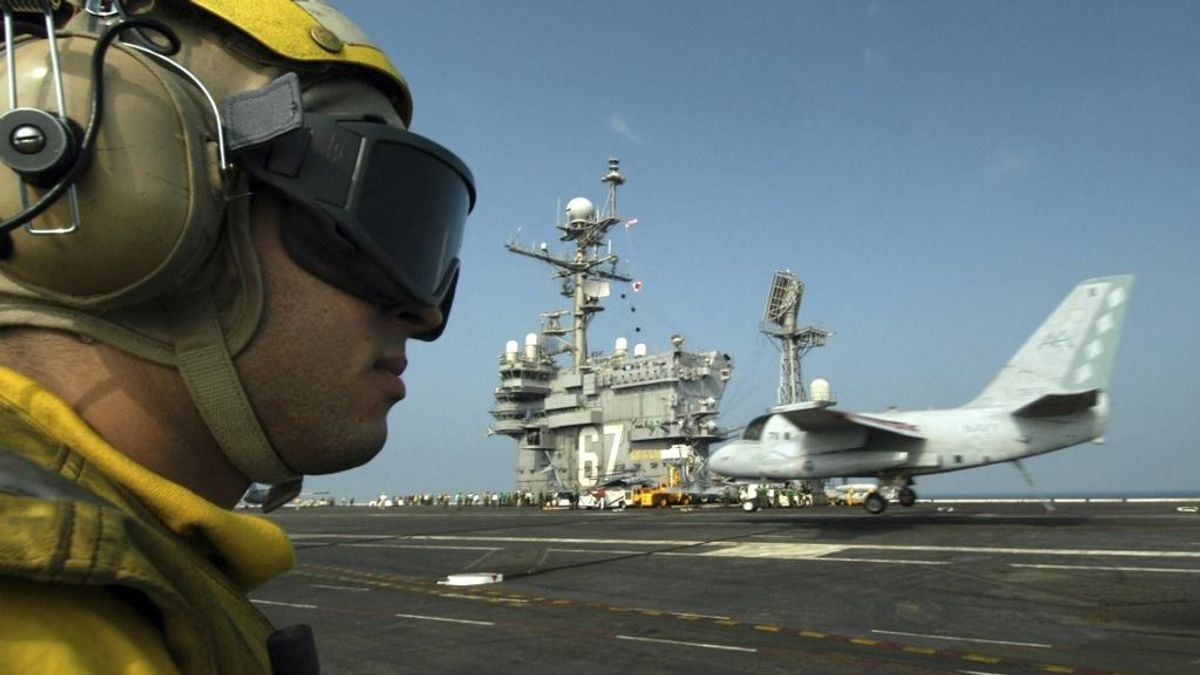 Kint van a nyílt vízen Amerika 100 ezer tonnás atomszörnye, most meglátják, hogyan viselkedik, ha odalépnek neki –  videó 