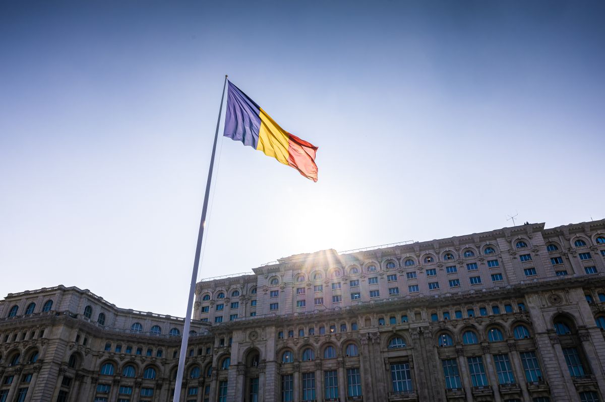 Palace,Of,The,Parliament,And,The,National,Flag,Of,Romania. Minden idők második legnagyobb költségvetési hiányával zárta Románia 2025-öt