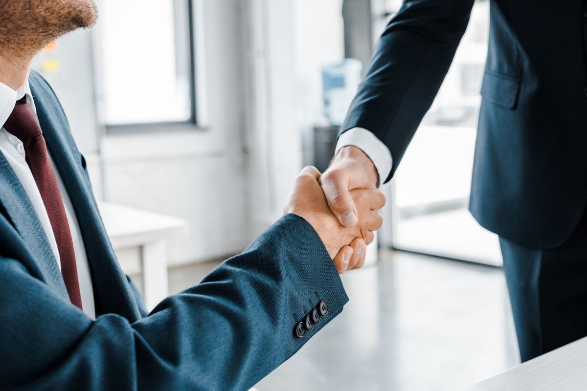 török Cropped,Viw,Of,Businessmen,Haking,Hands,In,Modern,Office
