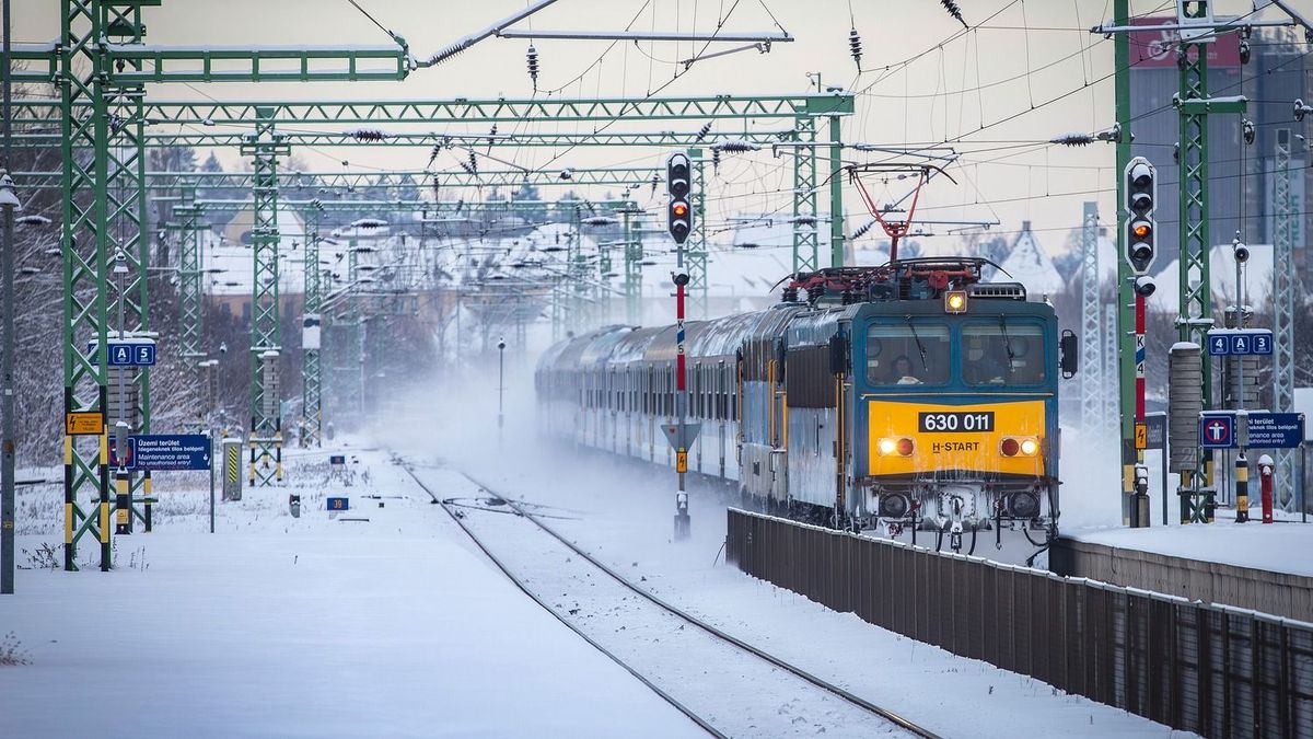 Lázár János biztosít, megbirkózik hóval és a jéggel a MÁV 