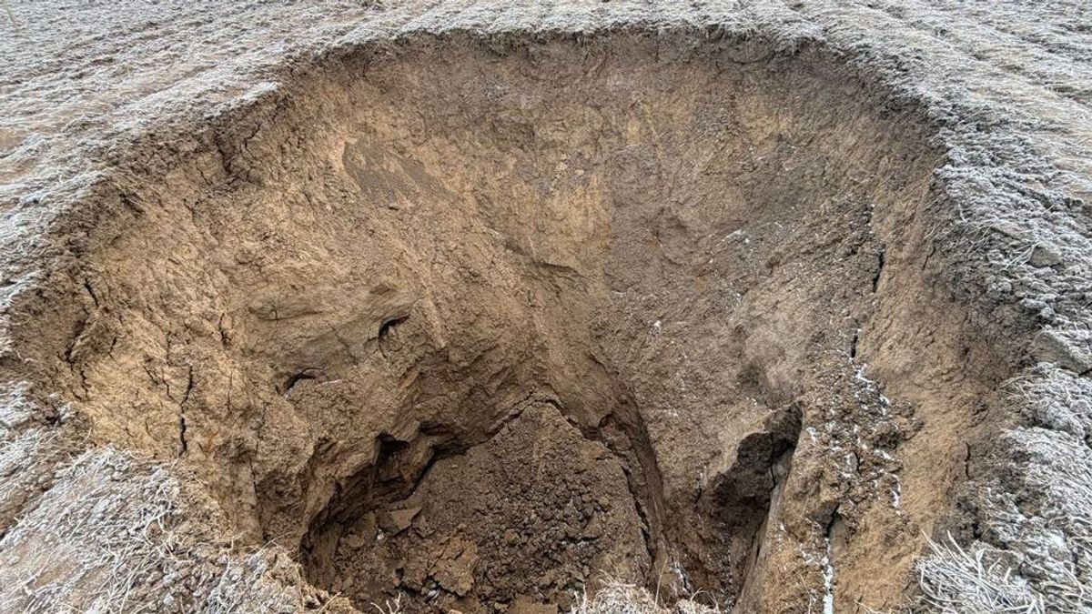 Kettészakadt a föld az ezerfős településen: életveszélyes kráter jött létre, a bányát okolják – senki se tudja, hogy történt 