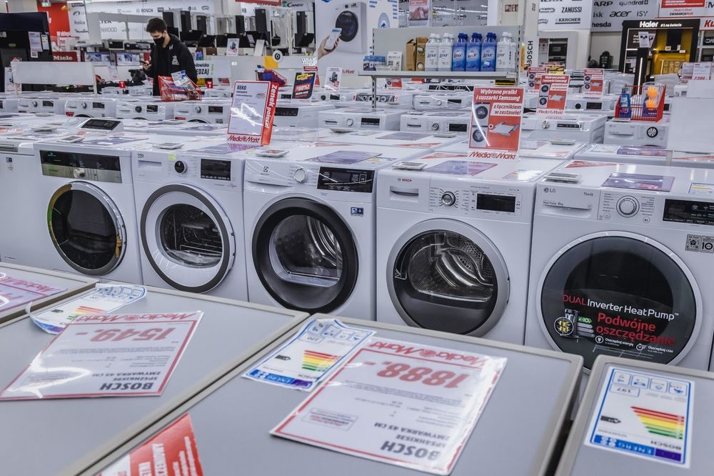 Warsaw,,Poland,-,February,6,,2021:,Display,Of,Washing,Machines
Media Markt, boltlánc