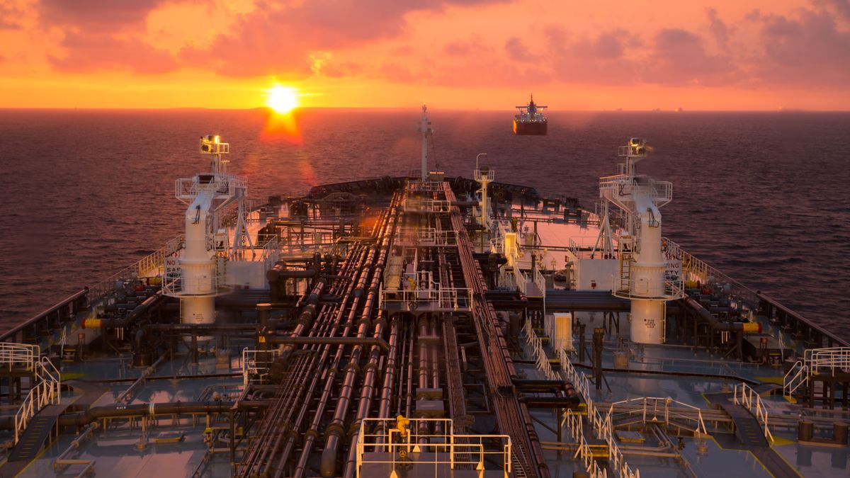 Oil,Product,Tanker,During,Beautiful,Sunset,At,Anchor. orosz olaj