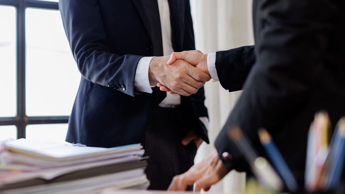 Happy,Business,Asian,Manager,Handshaking,Client,At,Meeting.,Smiling,Female vezérigazgató