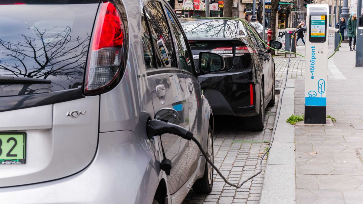 E-autót vásárolunk? Vastagon osztja rá a pénzt Magyarország, de aki elalszik, az nem kap 