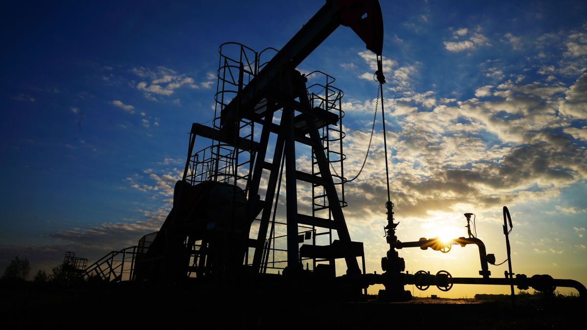 Pumpjack,In,Oil,Well,Of,Oil,Field,On,Sunset,In kína