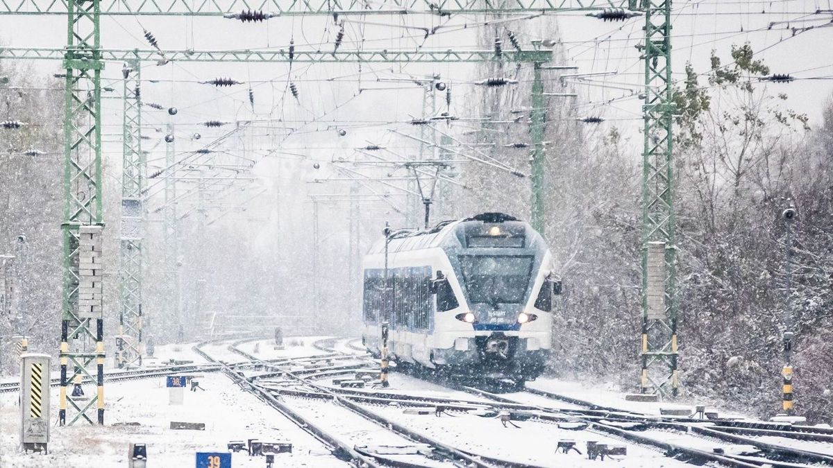 A havazás miatt szokatlan felállásban tartja 2026 első kormányinfót Gulyás Gergely 