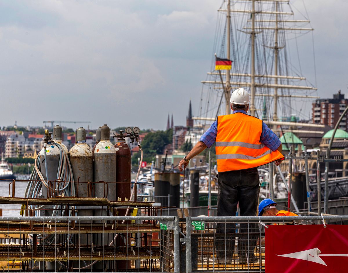 Hamburg,,Germany,,2019,,May,,17,,Craftsmen,And,Construction,Workers,At