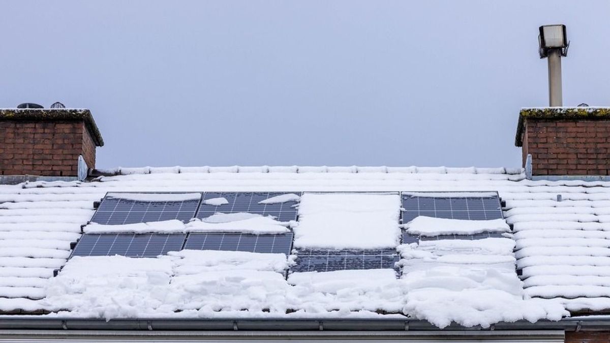 Ezt kell tenni a napelemmel, ha betemette a hó: nem szabad lesöpörni, más a jó megoldás – így tud sok áramot termelni télen 