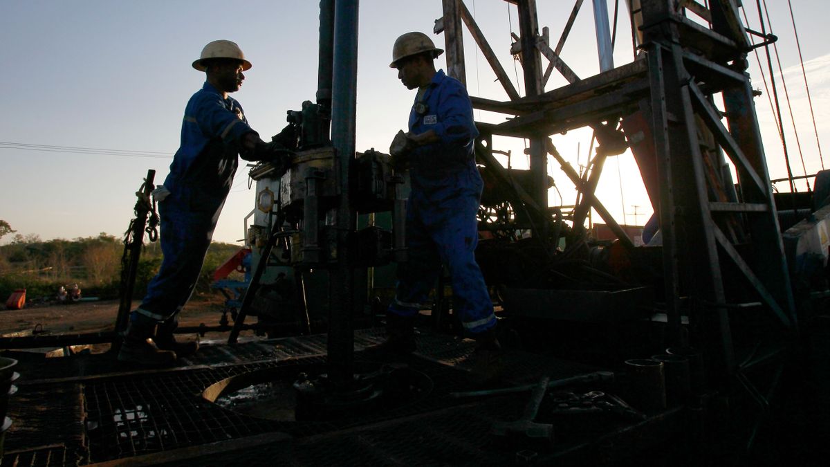 Lagunillas-zulia-venezuela,22-12-2015-,State,Oil,Workers,Pdvsa,Drill,A,Well,In, olaj