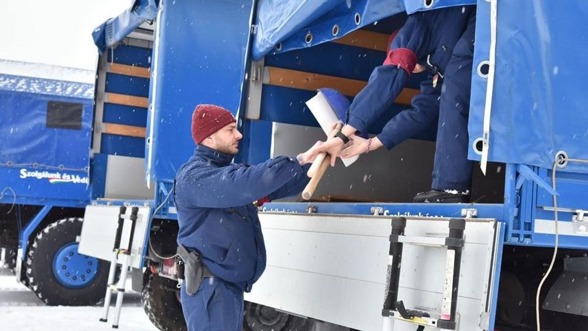Hóhelyzet: nem lehetett tovább várni, elindultak a rendőrség gépszörnyei oda, ahová máshogy nem lehet már eljutni – fotókon a konvoj