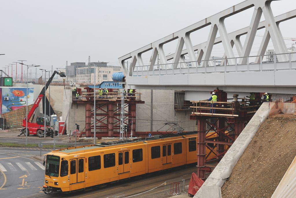 2026. január 28. Gubacsi úti vasúti hídbetolás sajtótájékoztató. Az eseményen bemutatjuk a Budapest-Kelenföld és Ferencváros közötti vasútvonalszakasz kapacitásbővítésének építési munkáit, amelyek a Déli Körvasút II. üteméhez kapcsolódnak, valamint a Guba