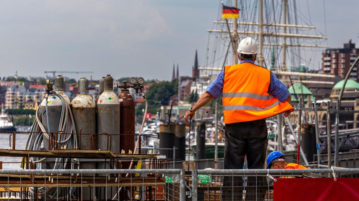 Hamburg,,Germany,,2019,,May,,17,,Craftsmen,And,Construction,Workers,At német gazdaság