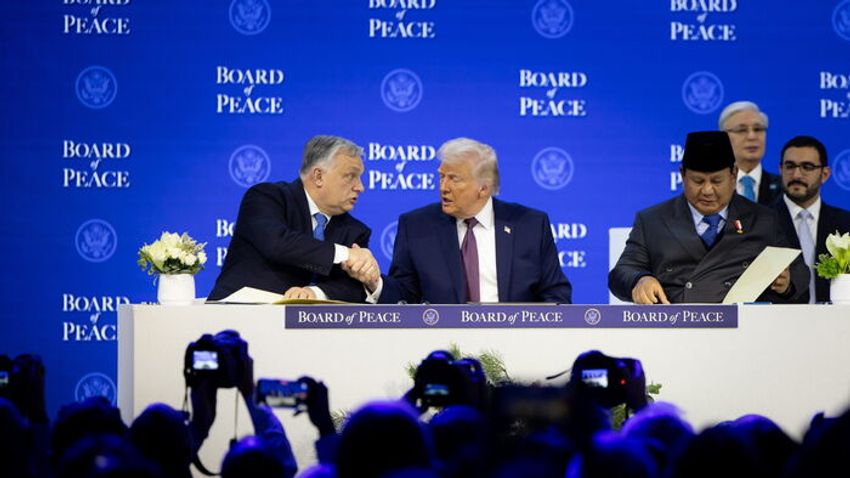 Fotógalérián az új világrend születése, így írta alá Trump és Orbán Viktor a Béketanács alapszerződését – "Ezek kemény csávók!"