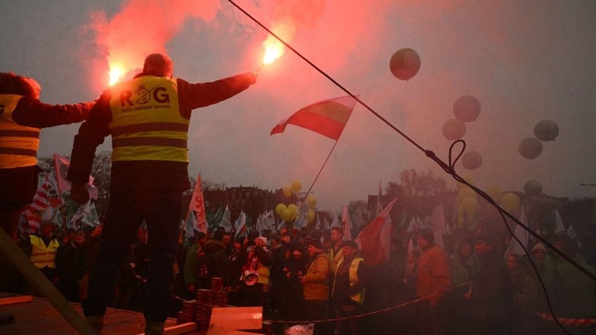 Forrnak az indulatok az Európai Parlamentnél, a gazdák összegyűltek, és nem hagyják 