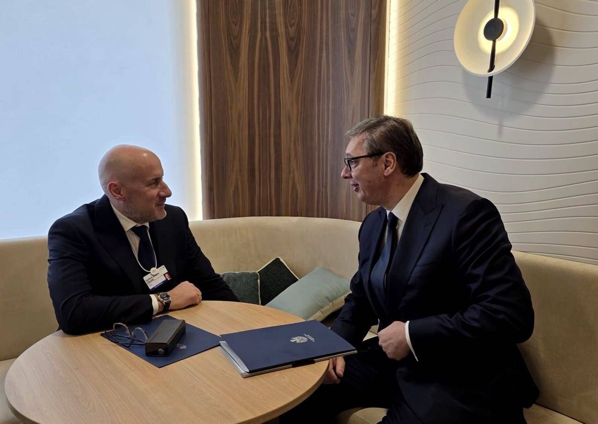 Jászai Gellért, a 4iG Csoport elnök-vezérigazgatója (b) és Alekszandar Vucsics szerb elnök (j)