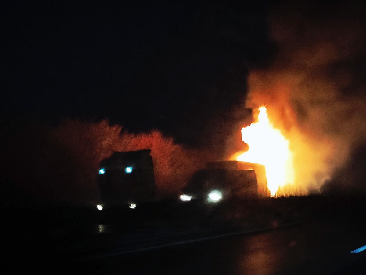 Kigyulladt egy kamion az M5-ös autópályán – egy teljes szakaszt lezártak a baleset miatt