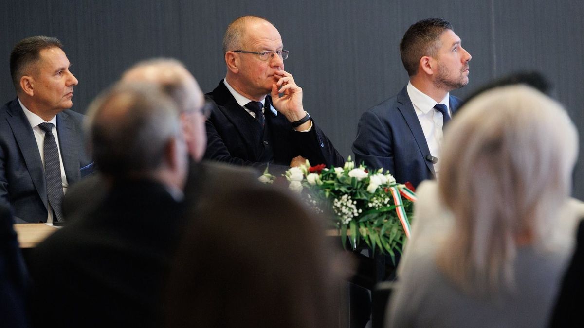 Navracsics Tibor segítséget kért Lázár Jánostól – ikonikus épületek váltak életveszélyessé