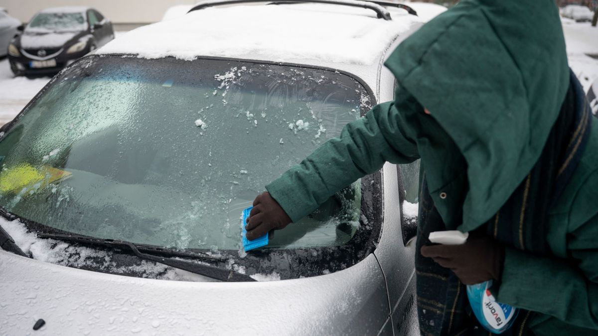 Hajózási tilalom, lezárt budai utcák: felszólított a katasztrófavédelem – „az életükkel játszanak!" 