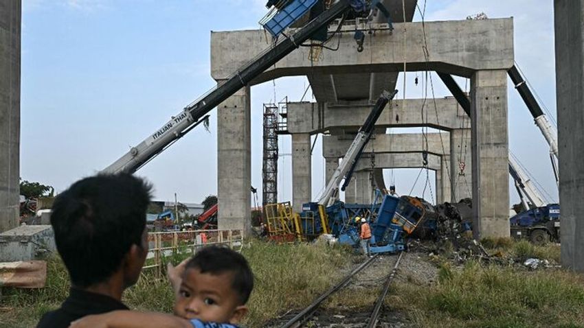 28 ember meghalt, miután daru zuhant egy vonatra Thaiföldön