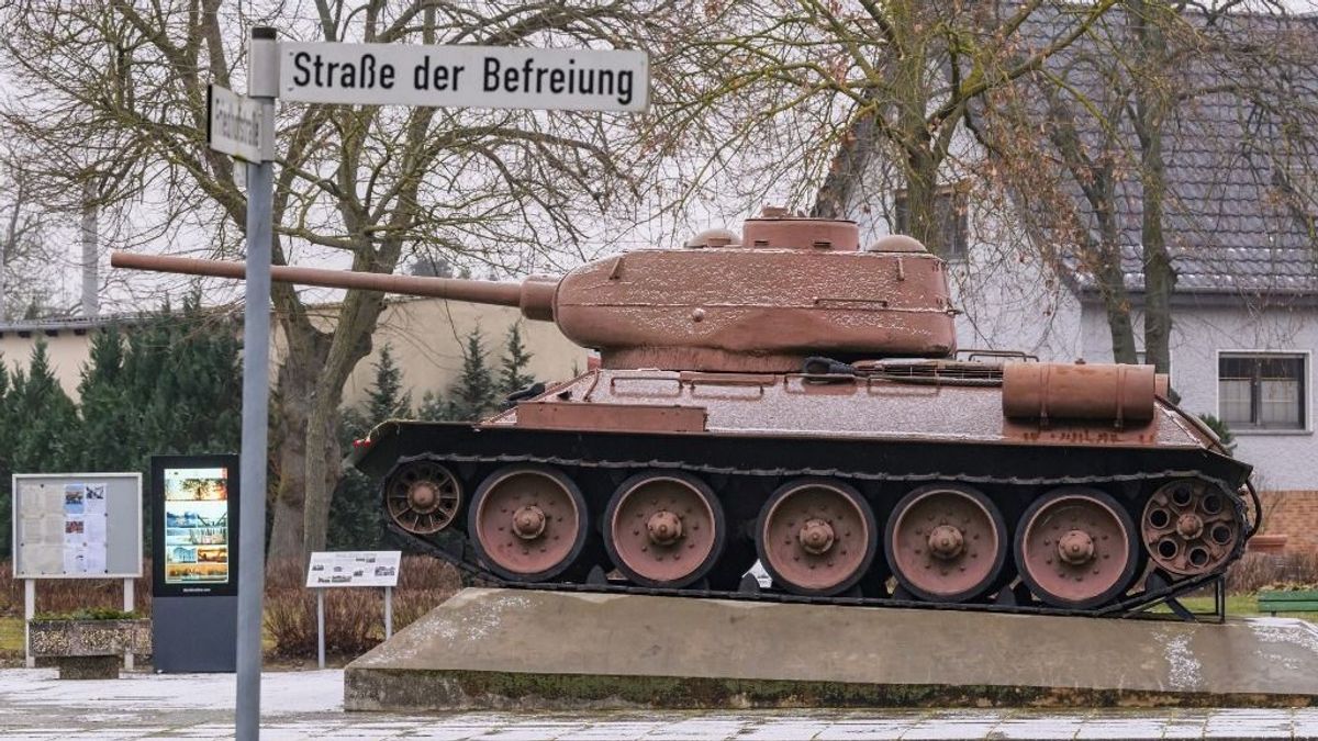 Olyan új tankot mutattak be az oroszok, amin a fél világ csak nevet: megérkezett a frontra a Pitypang – "Ez Putyin kétségbeesésének a jele"