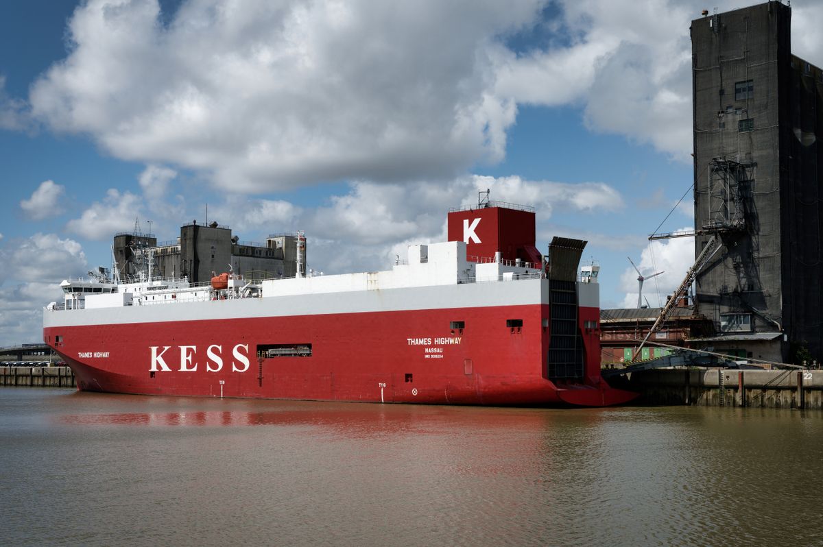 Riadó a nyílt tengeren: kigyulladt az autószállító óriáshajó 1300 járművel a fedélzetén, 500 elektromos