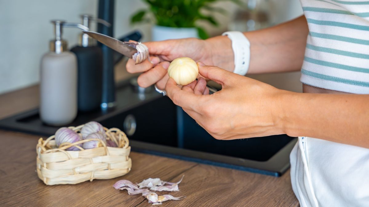 fokhagyma,Female,Hands,Peeling,Chinese,Single,Clove,Garlic,On,Kitchen,Countertop.