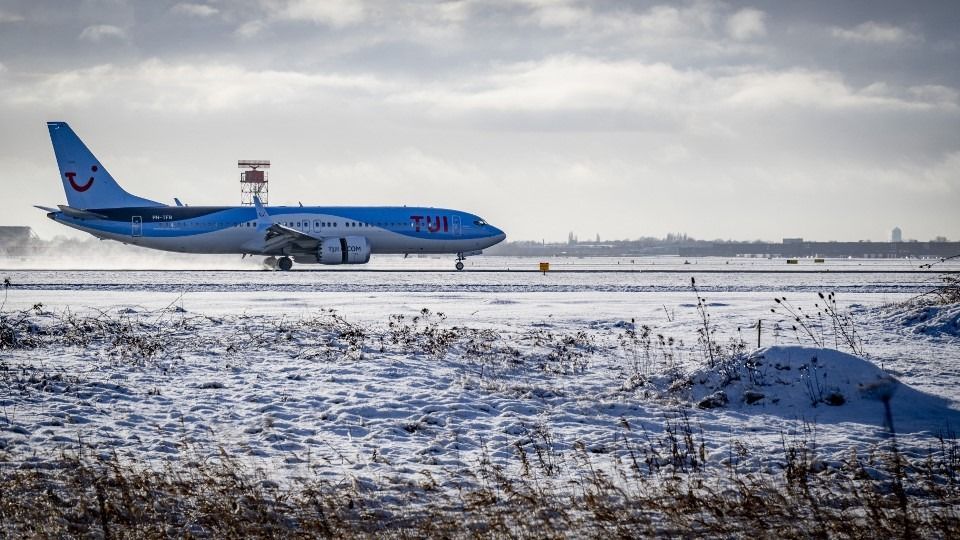 Havazás: járatok ezreit kellett törölni, a vasúti közlekedés is akadozik, a közutak veszélyesek