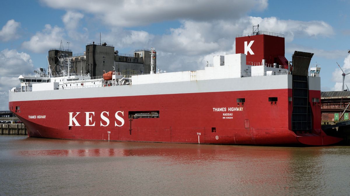 Riadó a nyílt tengeren: kigyulladt az autószállító óriáshajó 1300 járművel a fedélzetén, 500 elektromos autóval 