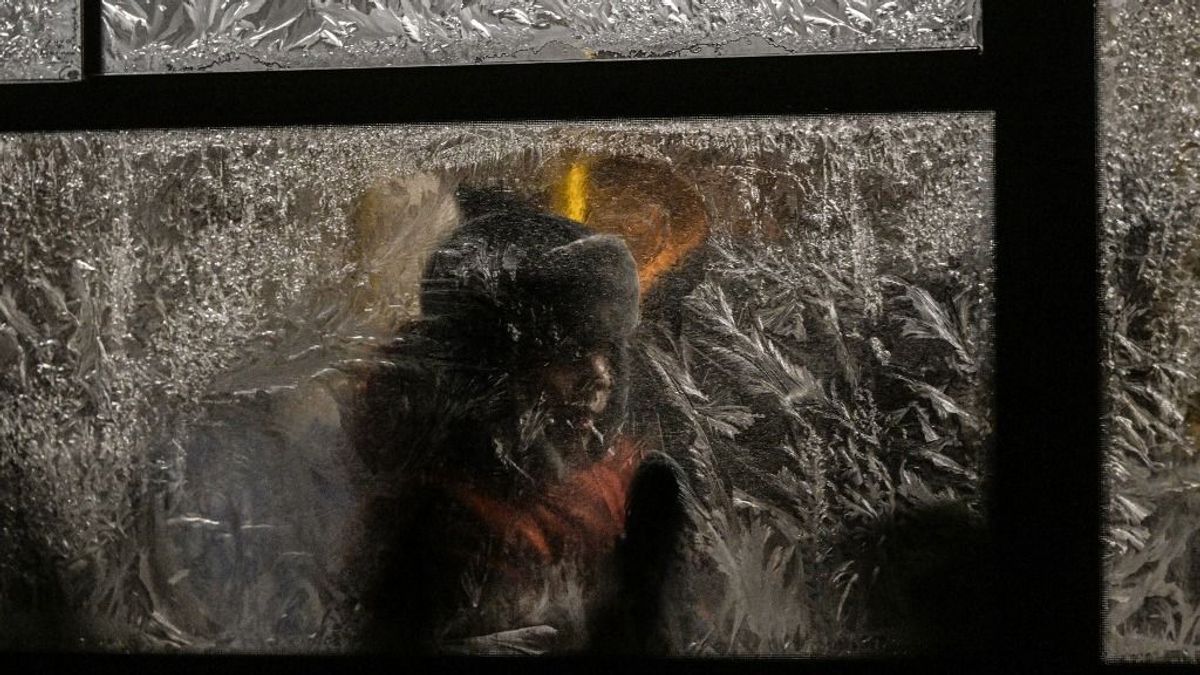 Kijevben szó szerint megfagynak az emberek, a víz kulcskérdés, ha befagynak a vezetékek, vége a városnak – már több ezer lakóépület maradt fűtés nélkül 