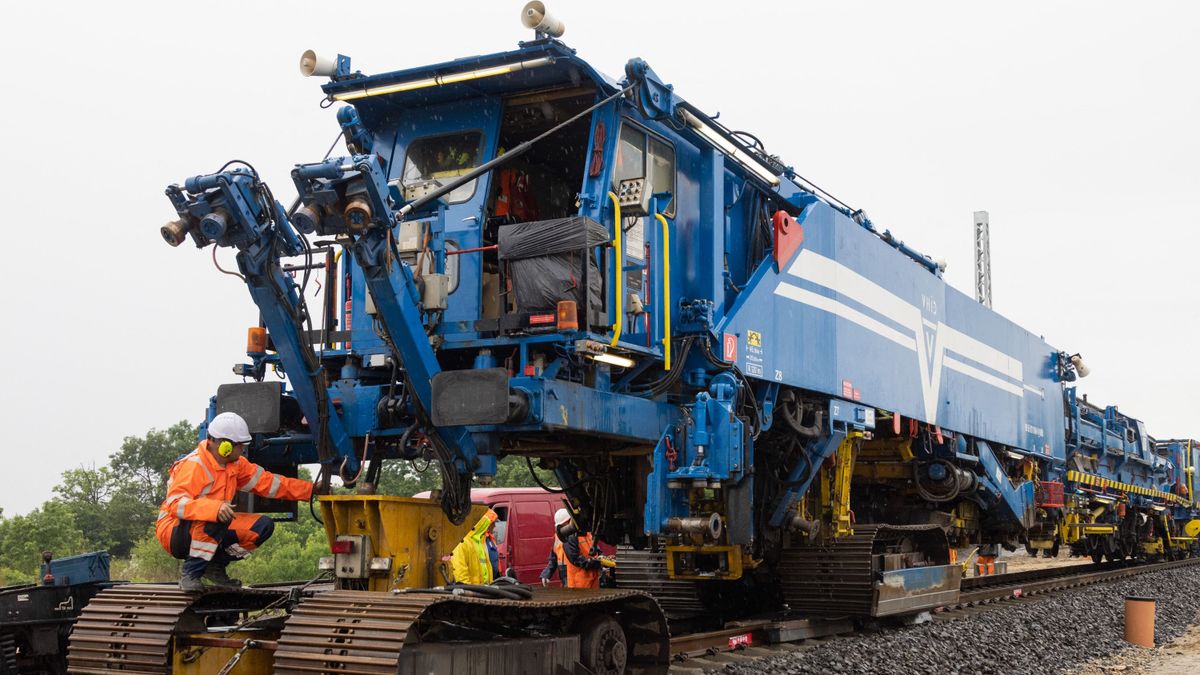 HUNGARY-KUNSZENTMIKLOS-BUDAPEST-BELGRADE RAILWAY-CHINESE-BUILT HUNGARIAN SECTION-TRACK LAYING