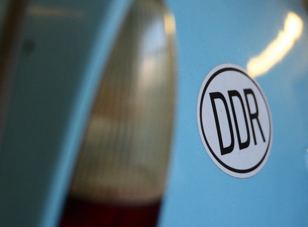 Német fizetések: utálnak róla beszélni, és vannak akik úgy érzik, még mindig a Trabanton zötyögnek