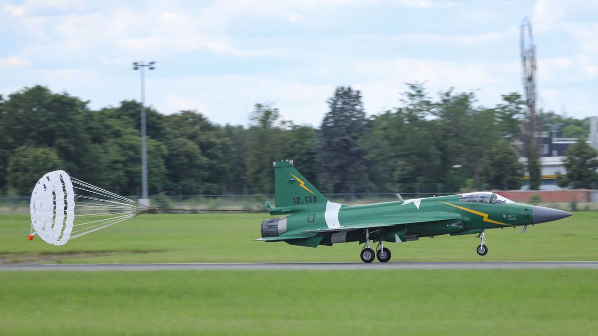 Új vadászgép emelkedik fel Keleten, jobb mint a Gripen és a Rafale: máris sorban áll érte a fél világ – videón a JF-17 